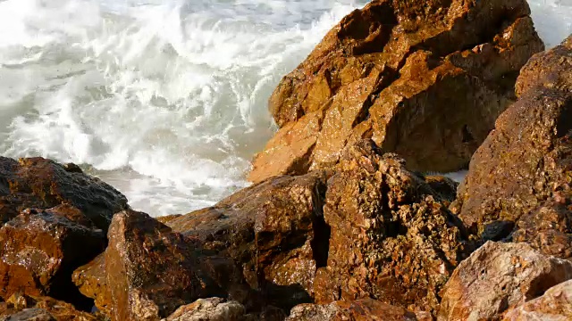 海浪拍打着多岩石的海岸。美丽的南海海浪近观视频素材