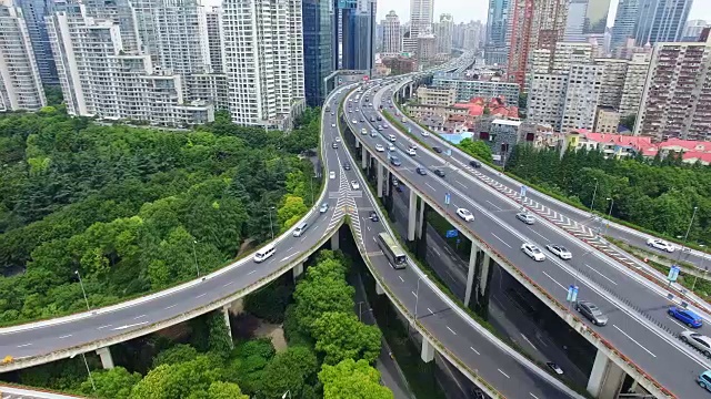 多个高速公路和立交桥尖峰时段交通鸟瞰图/中国上海视频素材