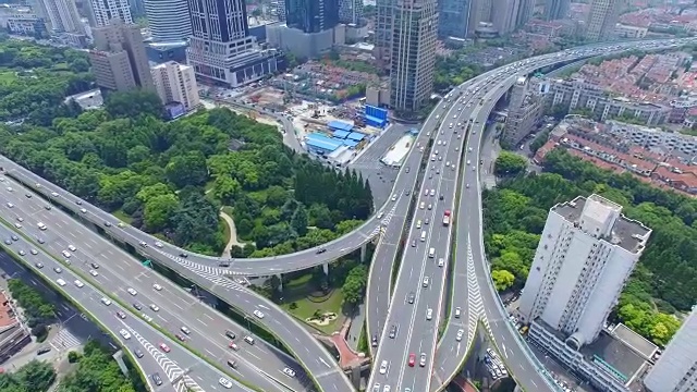 多个高速公路和立交桥尖峰时段交通鸟瞰图/中国上海视频素材