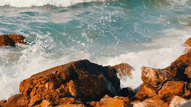 海浪拍打着多岩石的海岸。美丽的南海海浪近观视频素材