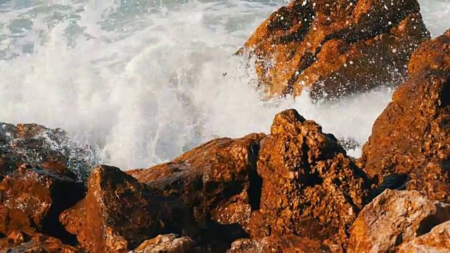 海浪拍打着多岩石的海岸。美丽的南海海浪近观视频素材