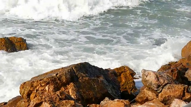 海浪拍打着多岩石的海岸。美丽的南海海浪近观视频素材