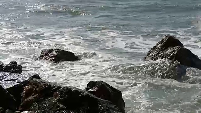 海浪拍打着多岩石的海岸。美丽的南海海浪近观视频素材