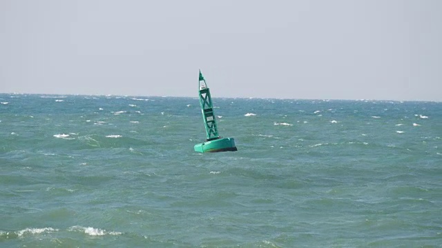 蓝色的浮标在海上波浪上摇摆视频素材