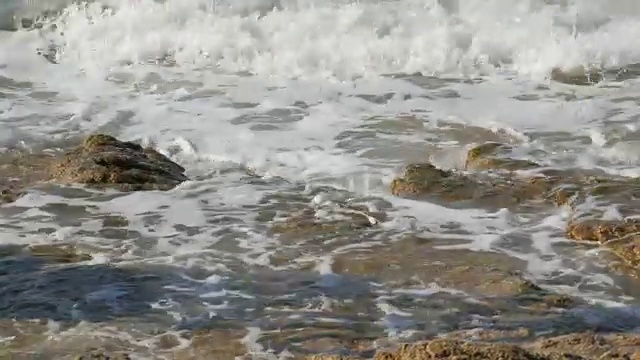 海浪拍打着多岩石的海岸。美丽的南海海浪近观视频素材