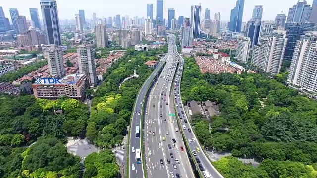 多个高速公路和立交桥尖峰时段交通鸟瞰图/中国上海视频素材