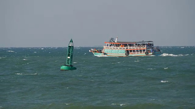 海上的蓝色浮标正由一艘客轮航行视频素材