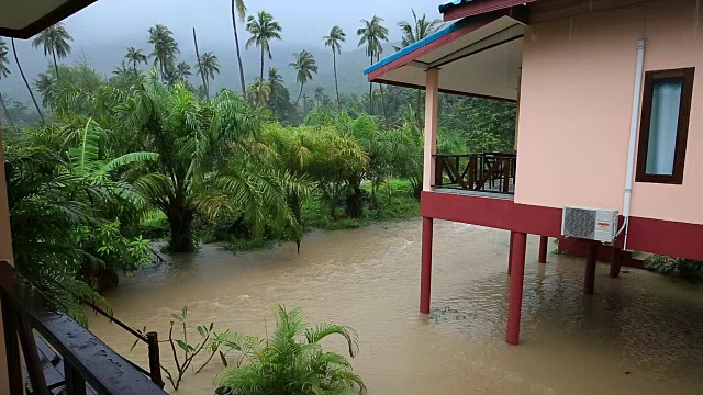 泰国帕岸岛的街道上出现了洪水和热带降雨视频素材