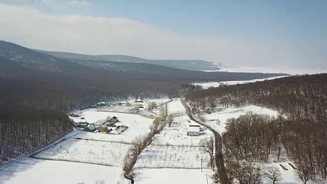 巴尔干半岛上白雪覆盖的山谷上空视频素材