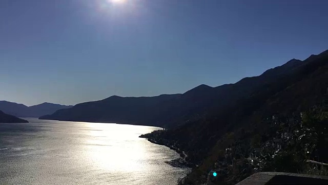 在阳光明媚的一天，高山湖泊和岛屿的全景视频素材