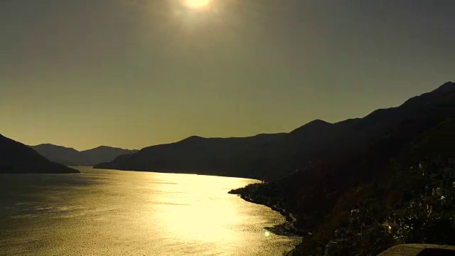 在阳光明媚的一天，高山湖泊和岛屿的全景视频素材