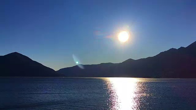 高山湖和太阳反射的全景视频素材