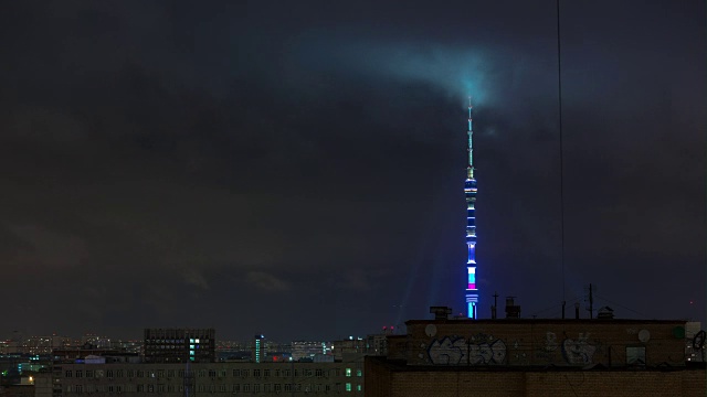 夜晚照亮莫斯科城著名的奥斯坦基诺塔屋顶全景4k时间流逝俄罗斯视频素材