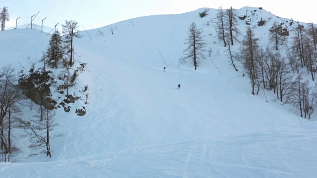 可爱的学龄前儿童，在一个晴朗的日子里在奥地利的冬季度假胜地滑雪视频素材