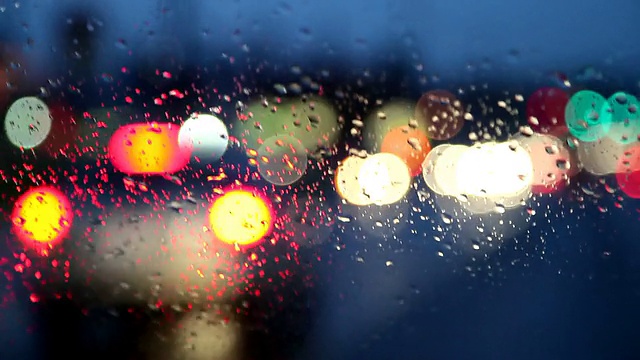 驾驶在漆黑的雨夜，架焦点视频素材