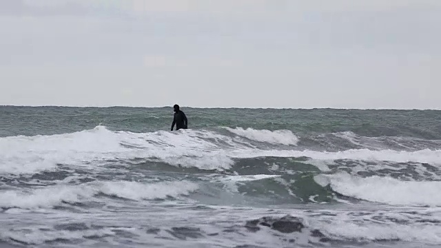 在寒冷的天气里冲浪的人视频素材