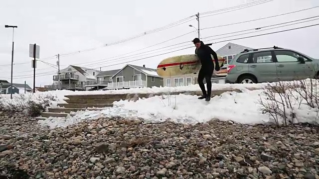 冲浪者带着冲浪板去海滩视频素材