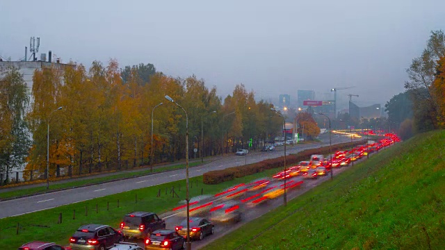 早上城市道路上的交通堵塞，延时拍摄视频素材