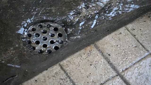 近距离的水冲刷下雨风暴的慢动作视频素材