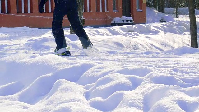 近距离滑雪者滑雪在短秋千滑雪跑视频素材