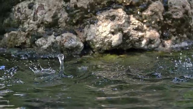 水滴落在水花上视频素材