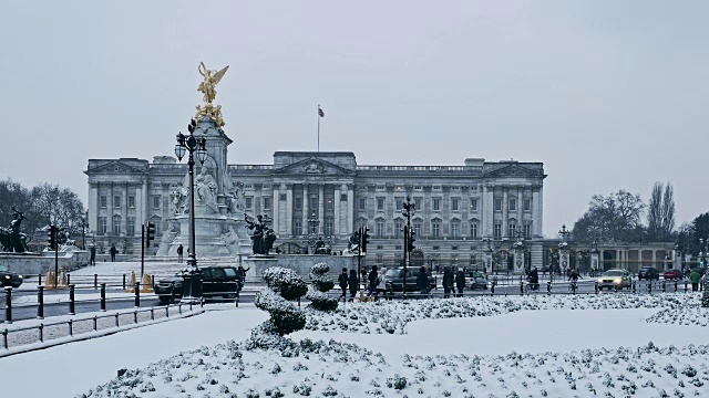 白雪下的白金汉宫和维多利亚纪念堂，英国伦敦视频素材