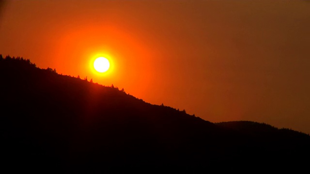 夕阳西下山峦倒影风景视频素材