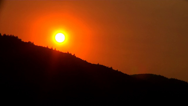 夕阳西下山峦倒影风景视频素材