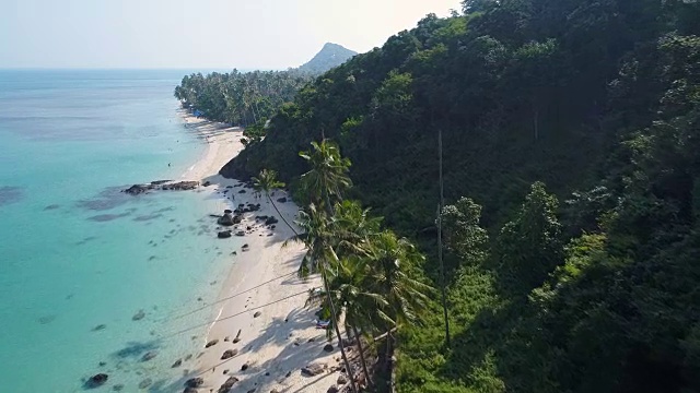 无人机在泰国苏梅岛美丽的海滩上空飞行视频下载