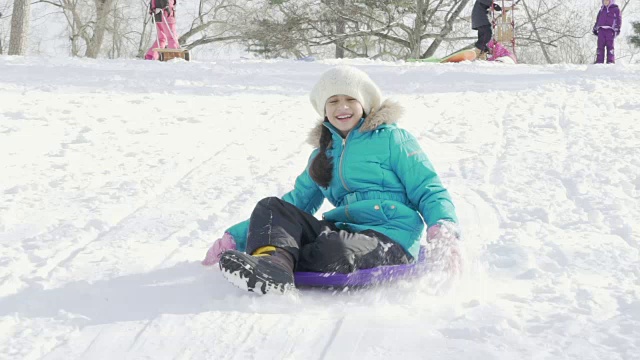 小女孩在雪地里拉雪橇视频素材