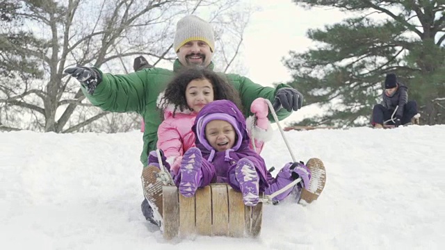 父亲和孩子们一起滑雪橇视频素材