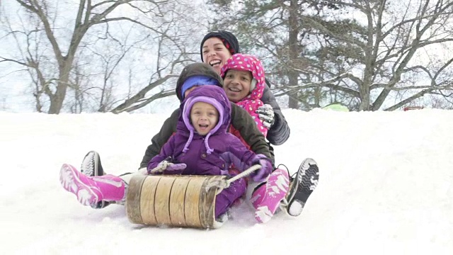 母亲和孩子们在雪中拉雪橇视频素材