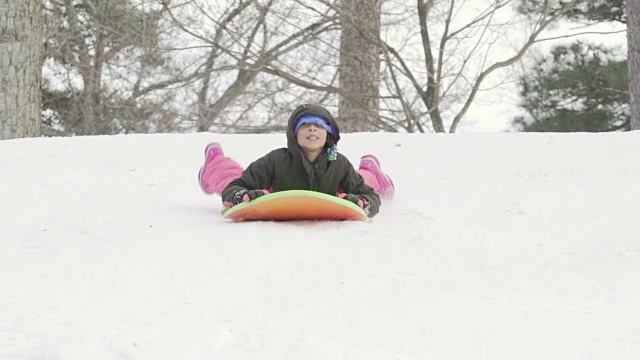 小女孩在雪地里拉雪橇视频素材