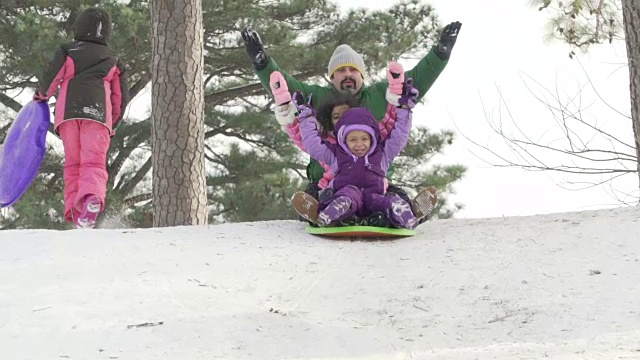 父亲和孩子们一起滑雪橇视频素材