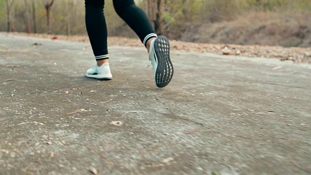 女人在公园慢跑，概念练习，慢动作视频素材