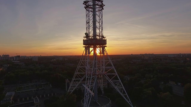 夕阳下的基辅电视塔视频素材