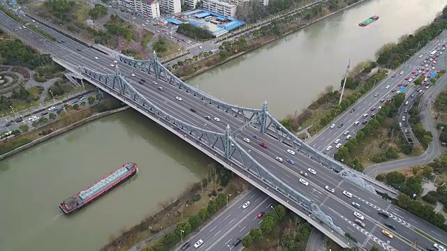 城市中心大桥鸟瞰图视频素材