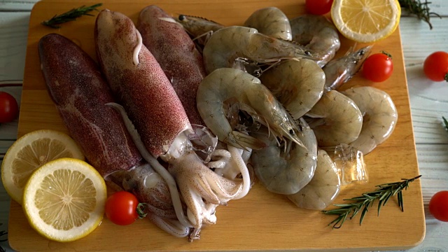 生鲜海鲜(虾、鱿鱼)视频素材
