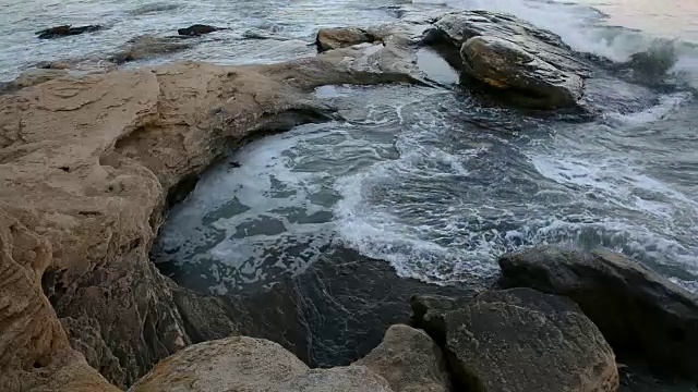 暴风雨的冬季黑海，靠近布尔加斯，拉夫达村，保加利亚。视频素材