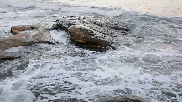 暴风雨的冬季黑海，靠近布尔加斯，拉夫达村，保加利亚。视频素材