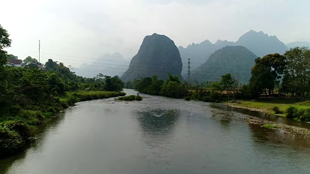 景观山Vang Vieng村与石灰岩山，老挝视频素材