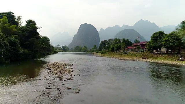 景观山Vang Vieng村与石灰岩山，老挝视频素材