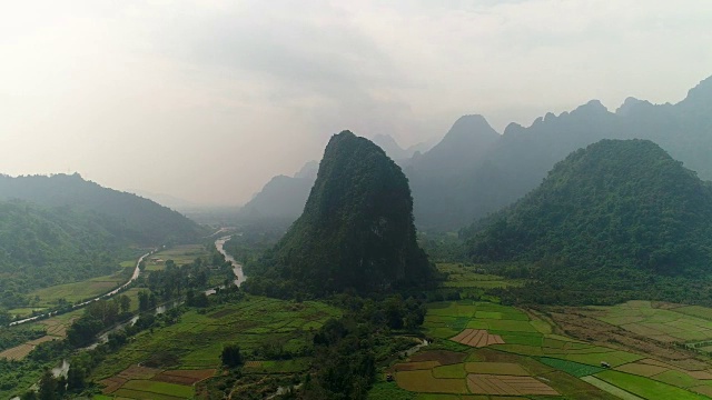 景观山Vang Vieng村与石灰岩山，老挝视频素材