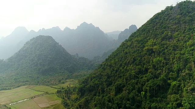 景观山Vang Vieng村与石灰岩山，老挝视频素材