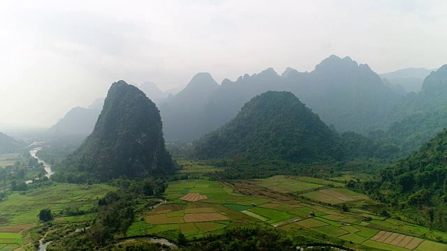 景观山Vang Vieng村与石灰岩山，老挝视频素材