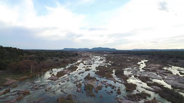 鸟瞰图Llano河Crossing在金斯兰德克萨斯州视频素材