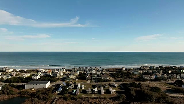 北卡罗莱纳州冲浪城沿岸住宅的鸟瞰图视频素材