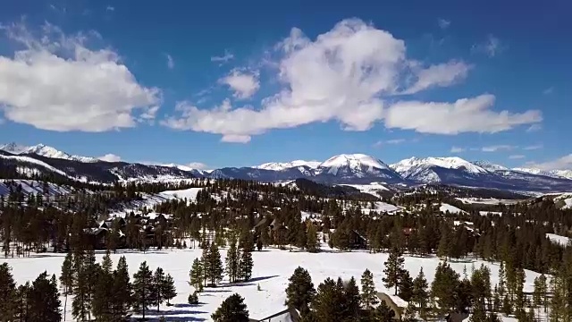 鸟瞰图的雪山国家在基斯通科罗拉多州视频素材