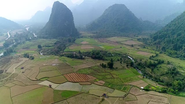 景观山Vang Vieng村与石灰岩山，老挝视频素材