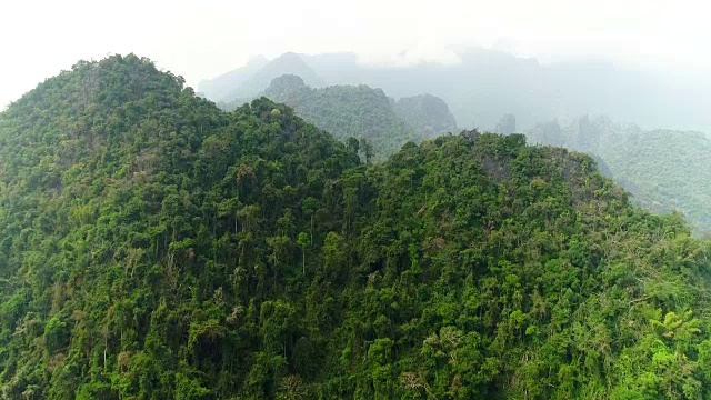 景观山Vang Vieng村与石灰岩山，老挝视频素材